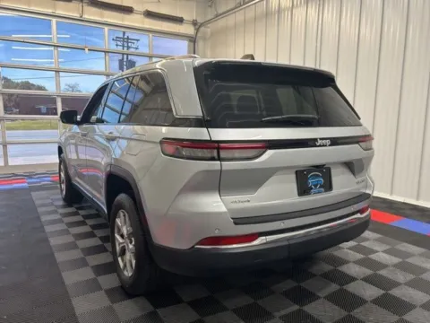 More photos of 2023 Jeep Grand Cherokee Limited at Candy Cars, NY