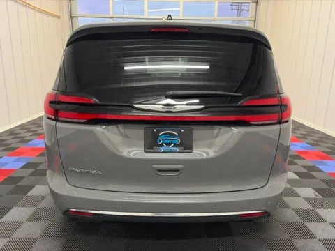 More photos of 2025 Chrysler Pacifica Select at Candy Cars, NY