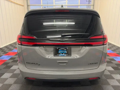 More photos of 2025 Chrysler Pacifica Limited at Candy Cars, NY
