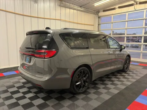 More photos of 2025 Chrysler Pacifica Limited at Candy Cars, NY