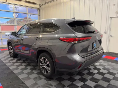 More photos of 2021 Toyota Highlander XLE at Candy Cars, NY