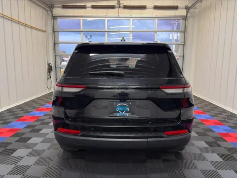 More photos of 2023 Jeep Grand Cherokee Altitude X at Candy Cars, NY