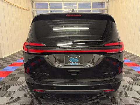 More photos of 2025 Chrysler Pacifica Limited at Candy Cars, NY