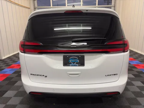 More photos of 2025 Chrysler Pacifica Limited at Candy Cars, NY
