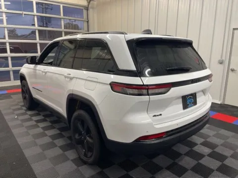 More photos of 2022 Jeep Grand Cherokee Altitude at Candy Cars, NY