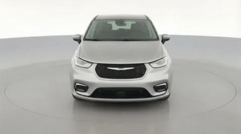 More photos of 2023 Chrysler Pacifica Hybrid Limited at Bridgeland Auto Brokers, NY