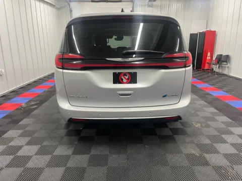 More photos of 2023 Chrysler Pacifica Hybrid Limited at Bridgeland Auto Brokers, NY