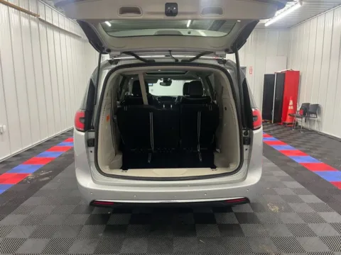 More photos of 2023 Chrysler Pacifica Hybrid Limited at Bridgeland Auto Brokers, NY