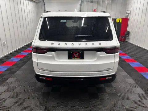 More photos of 2023 Jeep Wagoneer Series III at Bridgeland Auto Brokers, NY