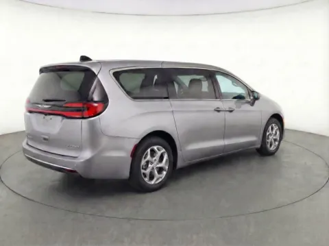 More photos of 2024 Chrysler Pacifica Limited at Bridgeland Auto Brokers, NY
