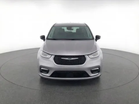 More photos of 2024 Chrysler Pacifica Limited at Bridgeland Auto Brokers, NY