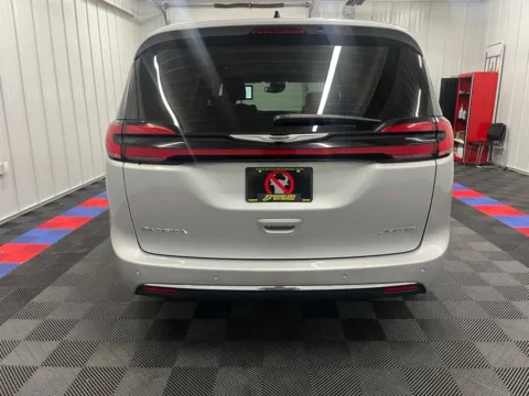 More photos of 2024 Chrysler Pacifica Limited at Bridgeland Auto Brokers, NY
