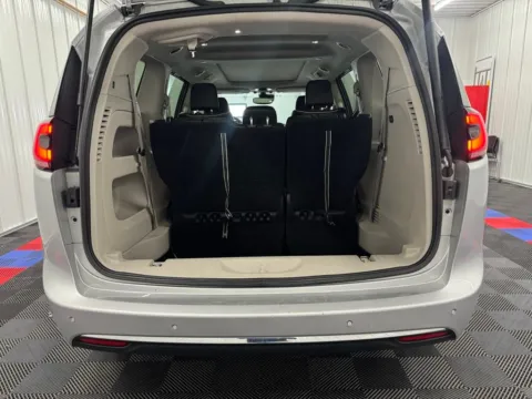 More photos of 2024 Chrysler Pacifica Limited at Bridgeland Auto Brokers, NY