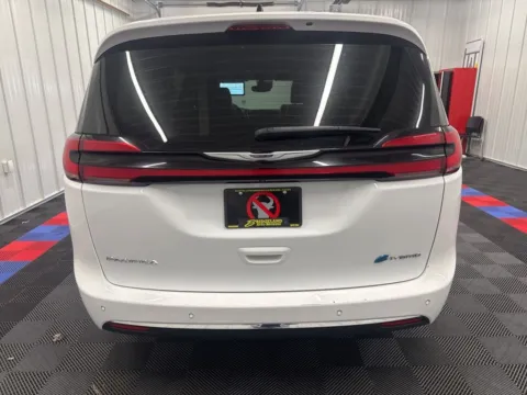 More photos of 2023 Chrysler Pacifica Hybrid Touring L at Bridgeland Auto Brokers, NY