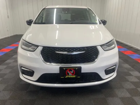 Photos of 2024 Chrysler Pacifica Touring L for sale in Bridgeport, NY at Bridgeland Auto Brokers