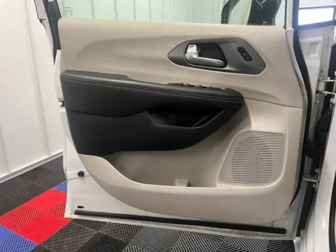 More photos of 2024 Chrysler Pacifica Touring L at Bridgeland Auto Brokers, NY