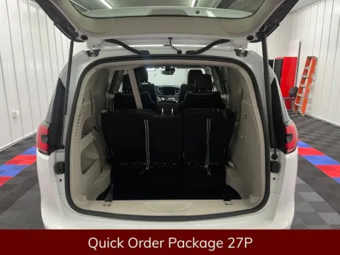 More photos of 2023 Chrysler Pacifica Limited at Bridgeland Auto Brokers, NY