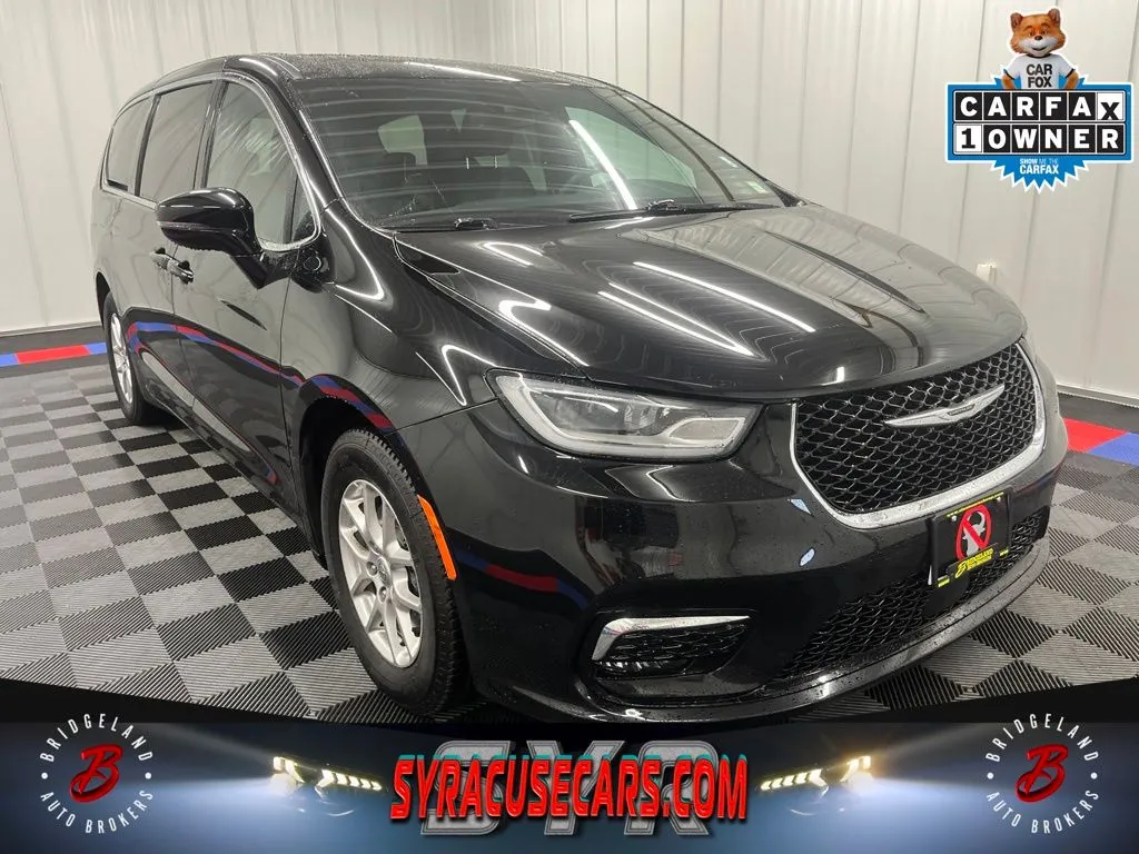 Black 2025 Chrysler Pacifica Select for sale in Bridgeport, NY