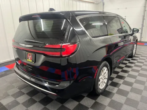 Another view of 2025 Chrysler Pacifica Select for sale in Bridgeport, NY at Bridgeland Auto Brokers