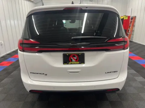More photos of 2025 Chrysler Pacifica Limited at Bridgeland Auto Brokers, NY