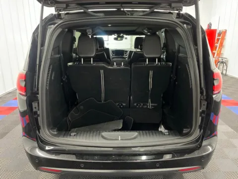 More photos of 2025 Chrysler Pacifica Limited at Bridgeland Auto Brokers, NY