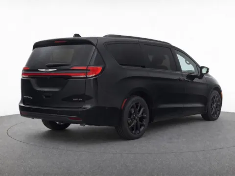 More photos of 2025 Chrysler Pacifica Limited at Bridgeland Auto Brokers, NY