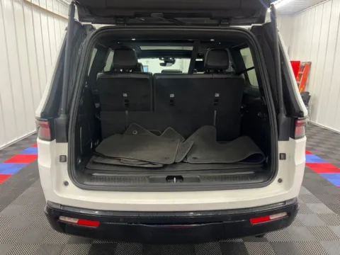 More photos of 2024 Jeep Wagoneer Series II at Bridgeland Auto Brokers, NY