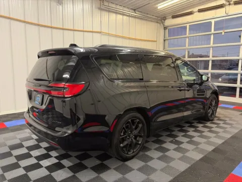 More photos of 2025 Chrysler Pacifica Limited at Bridgeland Auto Brokers, NY