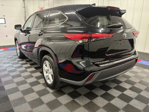 More photos of 2020 Toyota Highlander LE at Bridgeland Auto Brokers, NY