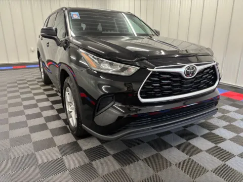 Photos of 2020 Toyota Highlander LE for sale in Bridgeport, NY at Bridgeland Auto Brokers