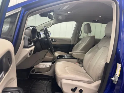 More photos of 2021 Chrysler Pacifica Hybrid Touring L at Bridgeland Auto Brokers, NY