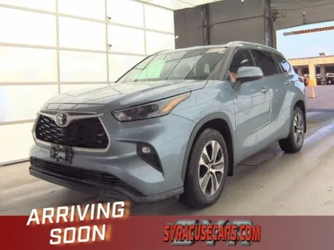 Gray 2022 Toyota Highlander XLE for sale in Bridgeport, NY