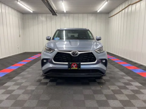 Photos of 2022 Toyota Highlander XLE for sale in Bridgeport, NY at Bridgeland Auto Brokers