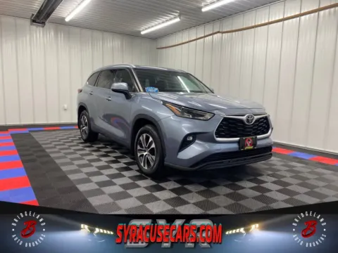 Gray 2022 Toyota Highlander XLE for sale in Bridgeport, NY