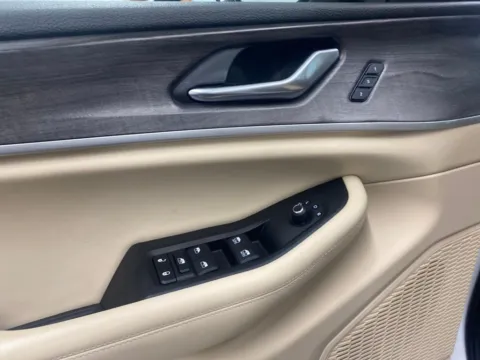 More photos of 2023 Jeep Grand Cherokee Limited at Bridgeland Auto Brokers, NY