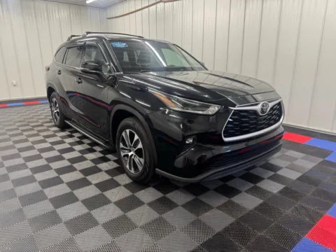Photos of 2021 Toyota Highlander XLE for sale in Bridgeport, NY at Bridgeland Auto Brokers