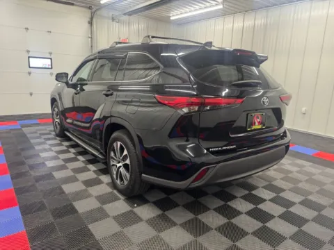 More photos of 2021 Toyota Highlander XLE at Bridgeland Auto Brokers, NY