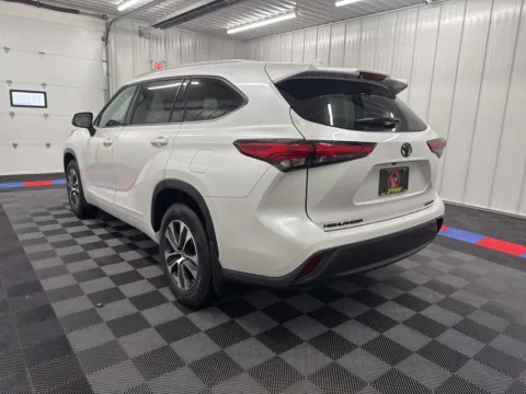 More photos of 2022 Toyota Highlander XLE at Bridgeland Auto Brokers, NY