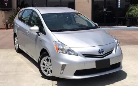 Silver 2013 Toyota Prius v Two for sale in Ballwin, MO