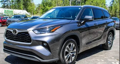 Gray 2024 Toyota Highlander Hybrid XLE for sale in Ballwin, MO