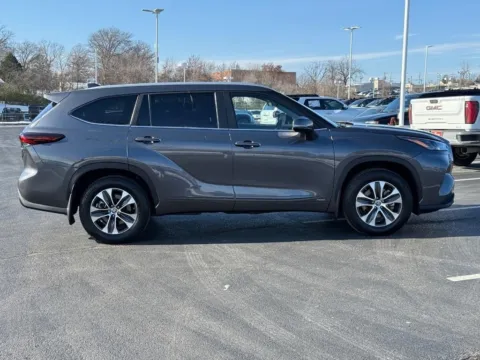 Photos of 2024 Toyota Highlander Hybrid XLE for sale in Ballwin, MO at Jay Wolfe Toyota of West County