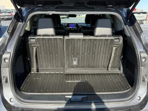 More photos of 2024 Toyota Highlander Hybrid XLE at Jay Wolfe Toyota of West County, MO