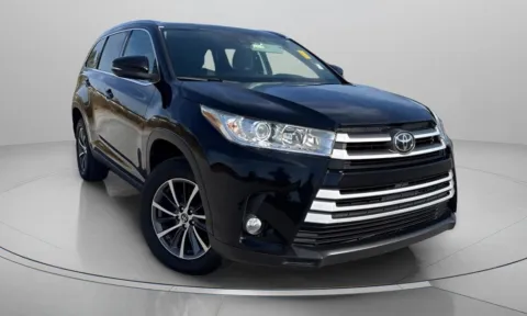 Black 2019 Toyota Highlander XLE for sale in Ballwin, MO