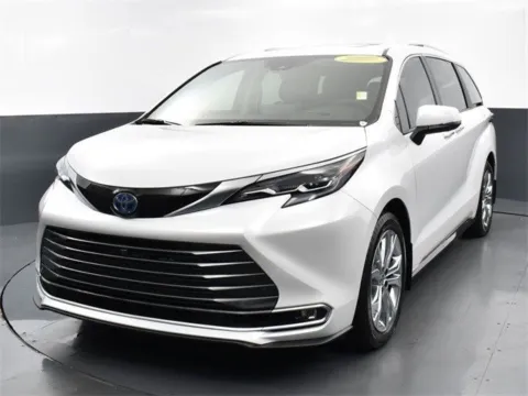 White 2022 Toyota Sienna Platinum for sale in Ballwin, MO