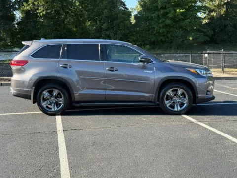 Photos of 2019 Toyota Highlander Hybrid Limited Platinum for sale in Ballwin, MO at Jay Wolfe Toyota of West County