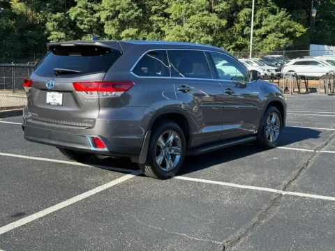 Another view of 2019 Toyota Highlander Hybrid Limited Platinum for sale in Ballwin, MO at Jay Wolfe Toyota of West County