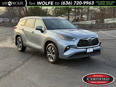 Blue 2022 Toyota Highlander XLE for sale in Ballwin, MO