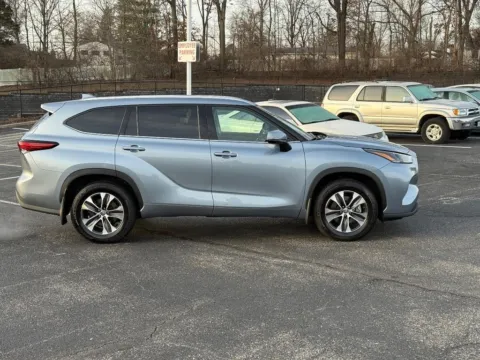 Photos of 2022 Toyota Highlander XLE for sale in Ballwin, MO at Jay Wolfe Toyota of West County