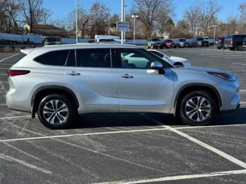 Photos of 2022 Toyota Highlander XLE for sale in Ballwin, MO at Jay Wolfe Toyota of West County
