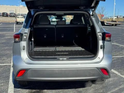 More photos of 2022 Toyota Highlander XLE at Jay Wolfe Toyota of West County, MO